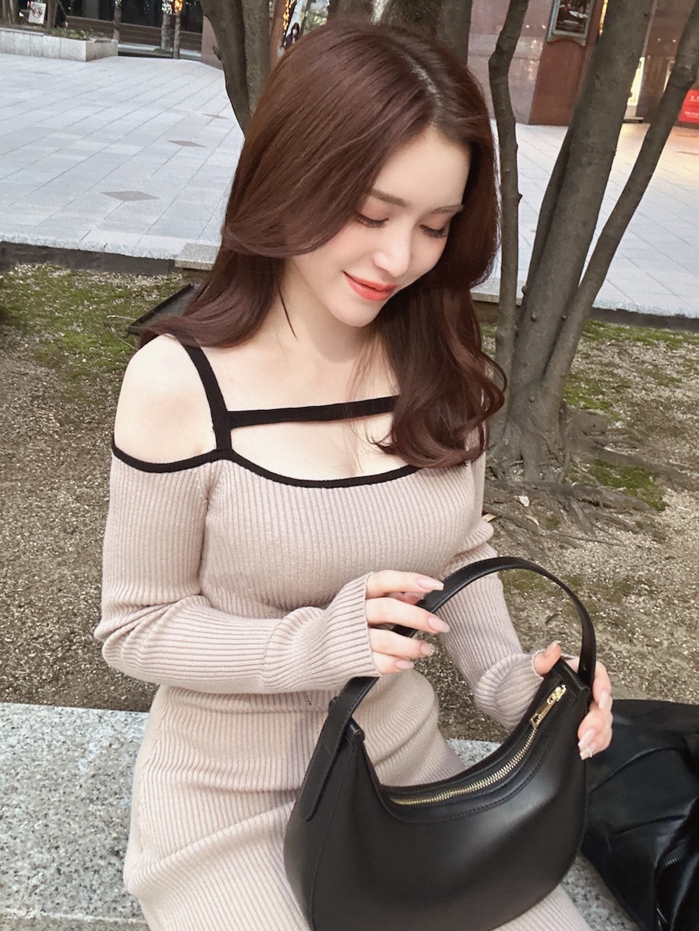 その他のワンピース、ブラック系のブーツ、ブラック系のライダースジャケットを着用したレディースの春コーディネートの2枚目の写真