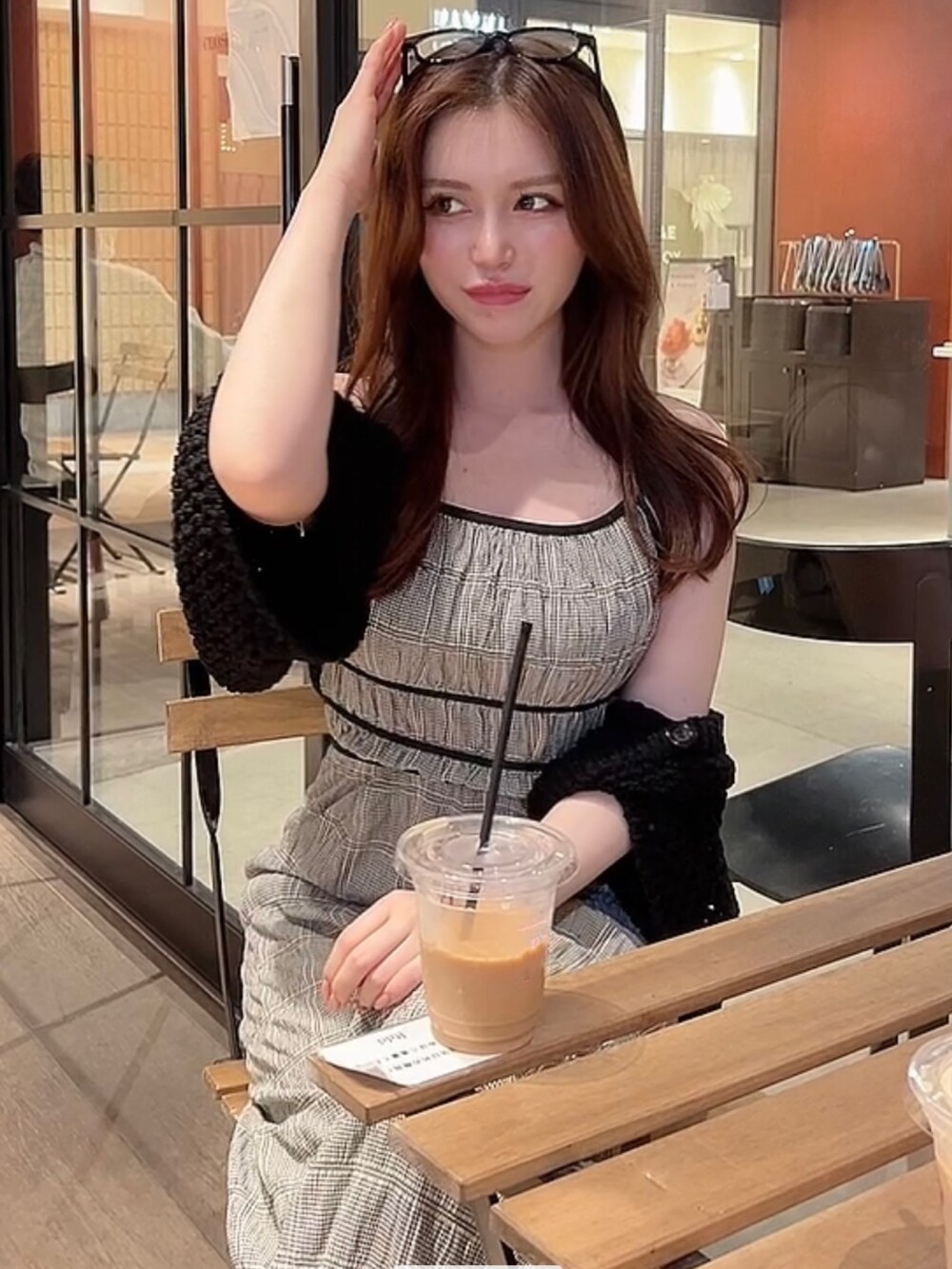 その他のつなぎ/オールインワン、ブラック系のカーディガン/ボレロ、ブラック系のメガネを着用したレディースの夏コーディネートの2枚目の写真