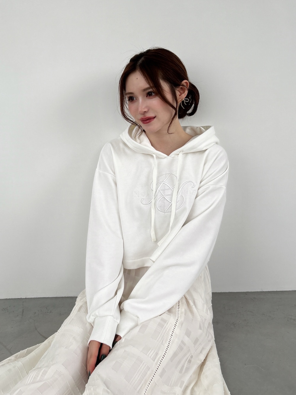 ホワイト系のスウェット、ホワイト系のスカートを着用したレディースの秋コーディネートの3枚目の写真