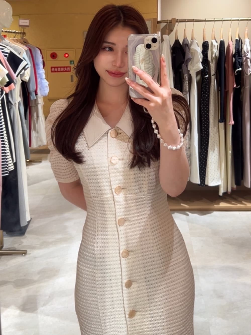 ホワイト系のワンピースを着用したレディースの春コーディネートの2枚目の写真