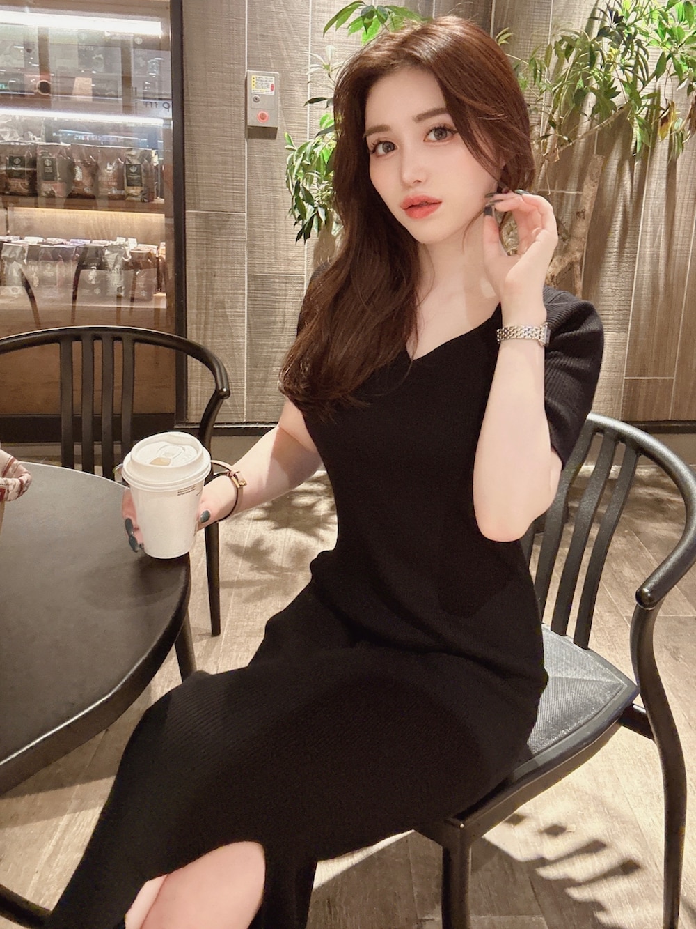 ブラック系のワンピース、ホワイト系のサンダルを着用したレディースの夏コーディネートの3枚目の写真