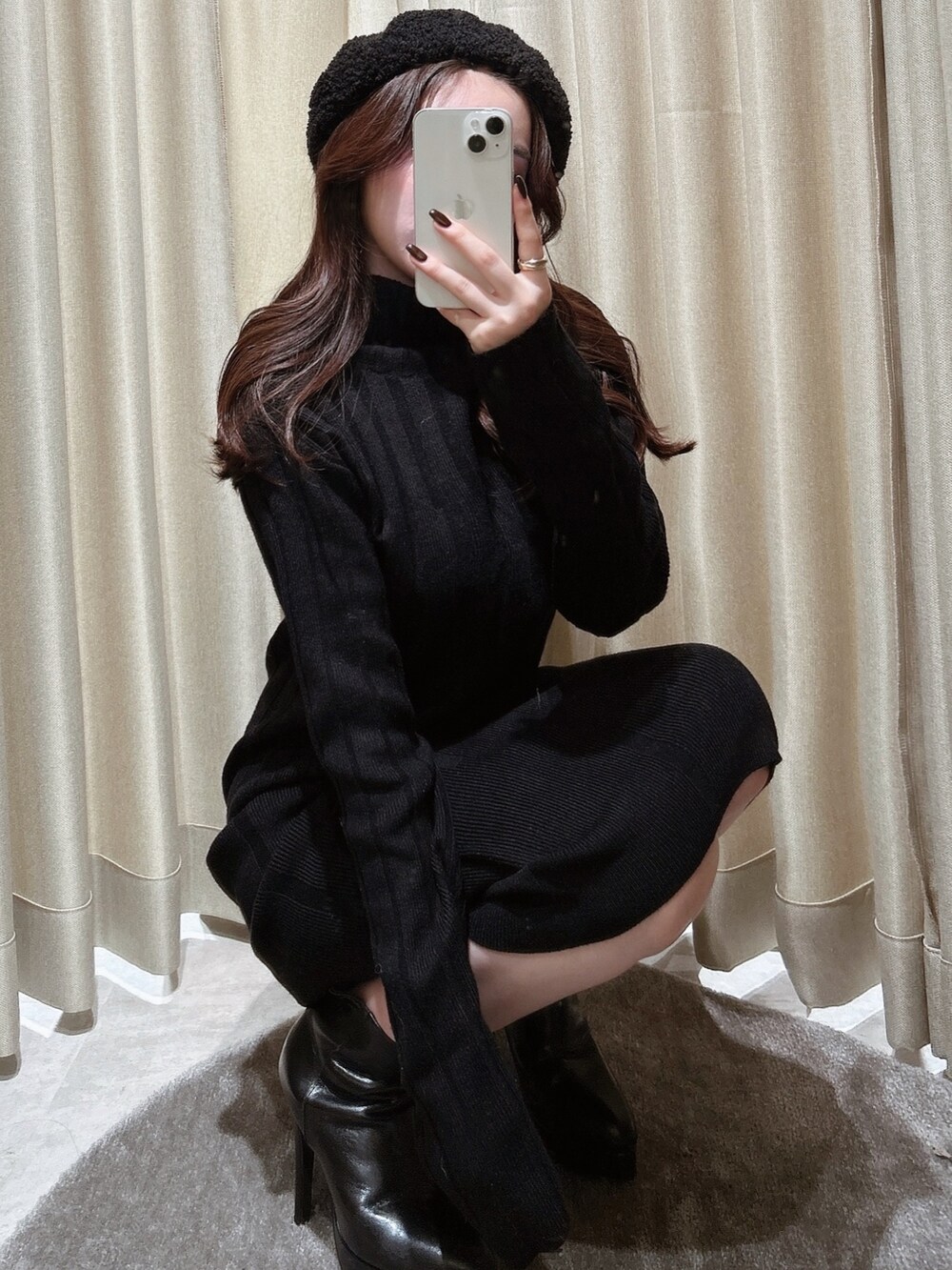 グレー系のその他アウター、ブラック系のワンピース、ブラック系のブーツを着用したレディースの秋コーディネートの2枚目の写真