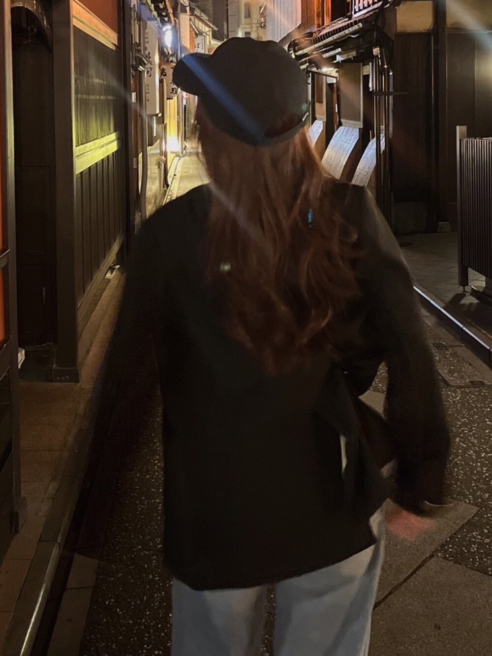 イエロー系のカーディガン/ボレロ、ブラック系のキャップを着用したレディースの春コーディネートの2枚目の写真