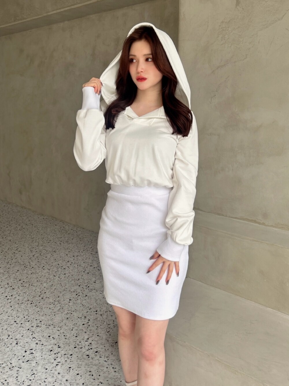 ホワイト系のワンピースを着用したレディースの秋コーディネートの2枚目の写真