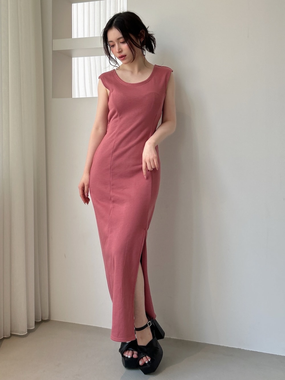 ピンク系のワンピース、ブラック系のサンダルを着用したレディースの春コーディネートの2枚目の写真