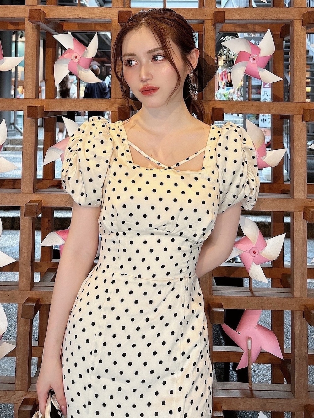 ホワイト系のワンピースを着用したレディースの夏コーディネートの2枚目の写真