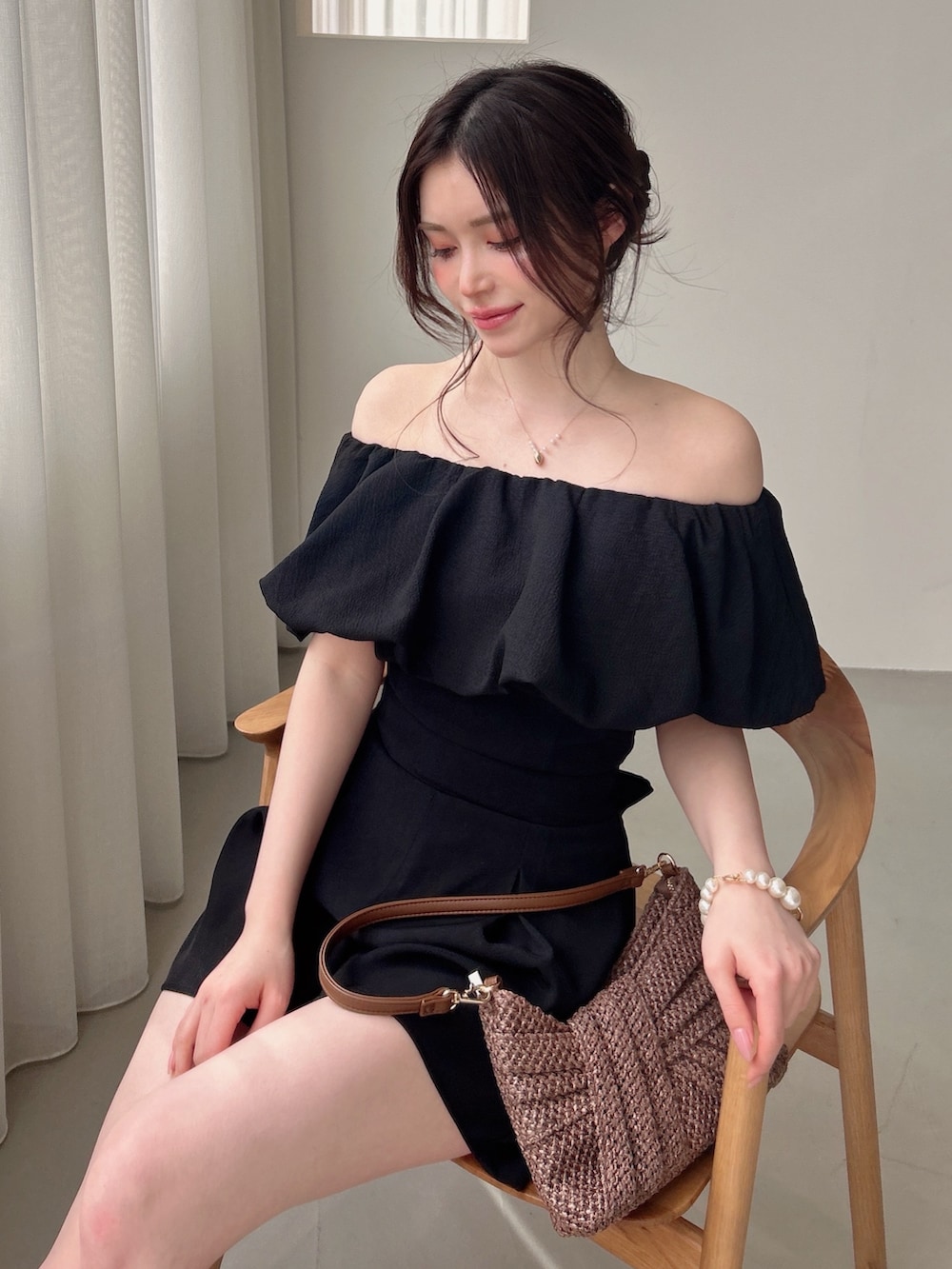 ブラック系のつなぎ/オールインワン、ブラウン系のハンドバッグを着用したレディースの春コーディネートの3枚目の写真