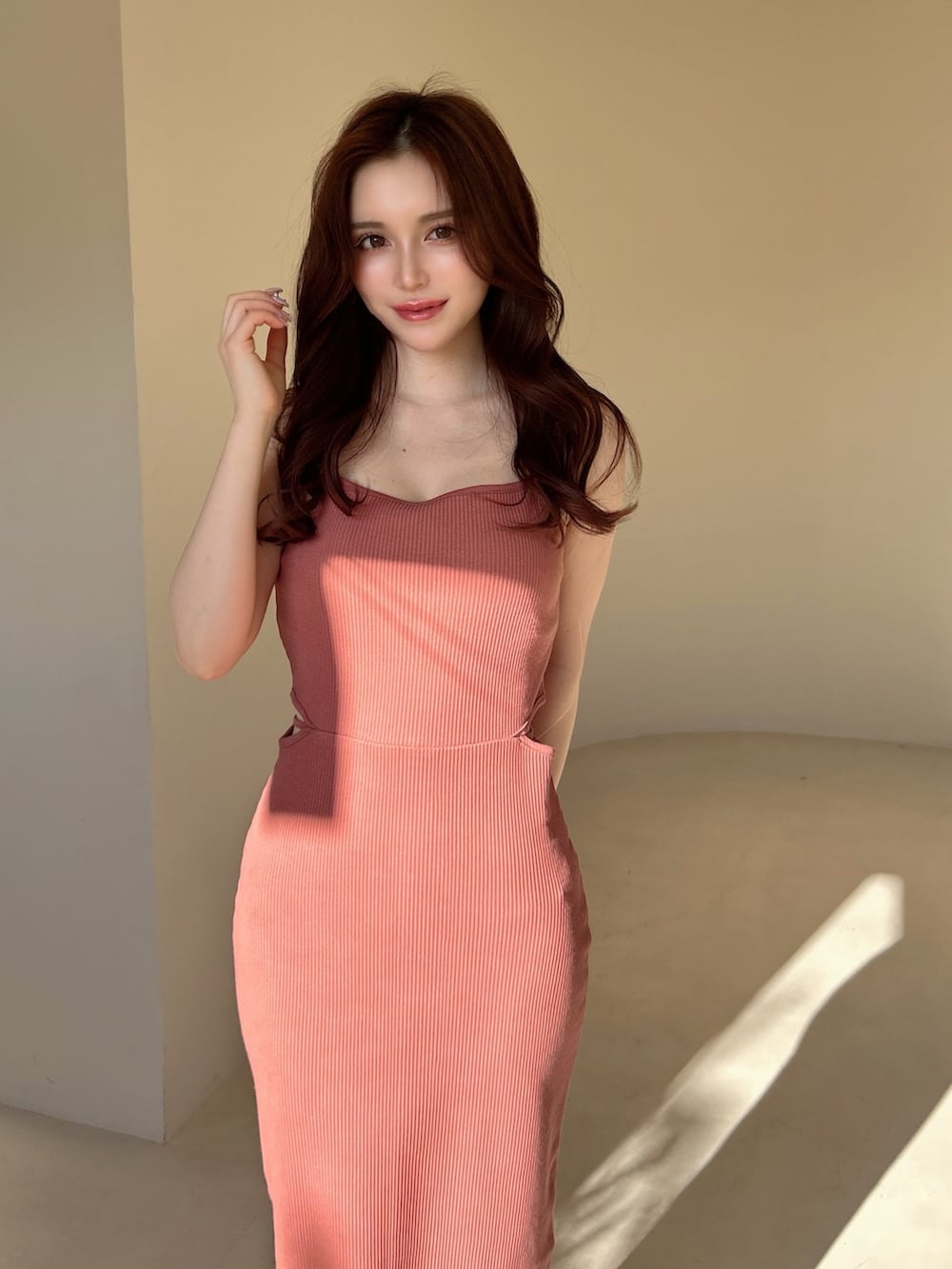 オレンジ系のワンピース、ホワイト系のサンダルを着用したレディースの夏コーディネートの2枚目の写真