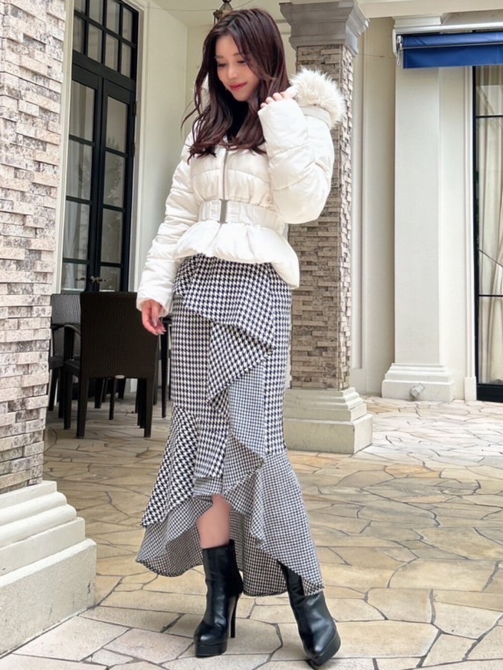 ホワイト系のダウンジャケット/コートを着用したレディースの秋コーディネートの4枚目の写真