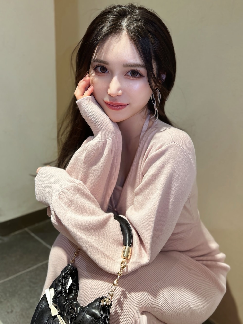 ピンク系のワンピース、その他のハンドバッグ、その他のピアス（両耳用）を着用したレディースの冬コーディネートの3枚目の写真