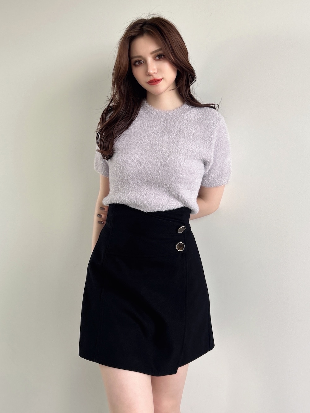 パープル系のニット/セーター、ブラック系のその他パンツを着用したレディースの夏コーディネートの2枚目の写真