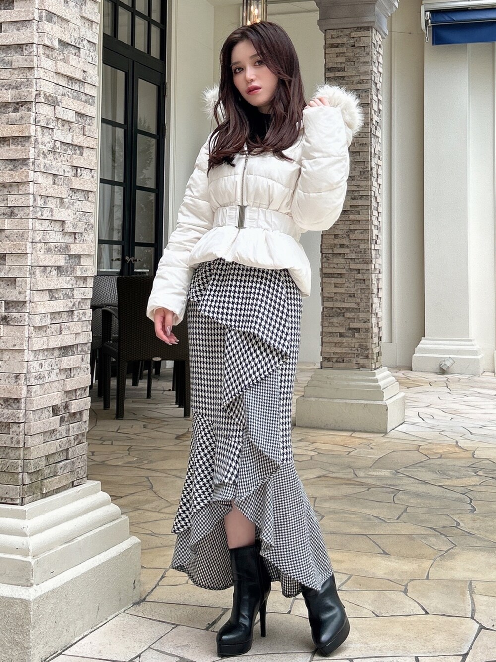 ホワイト系のダウンジャケット/コートを着用したレディースの秋コーディネートの3枚目の写真