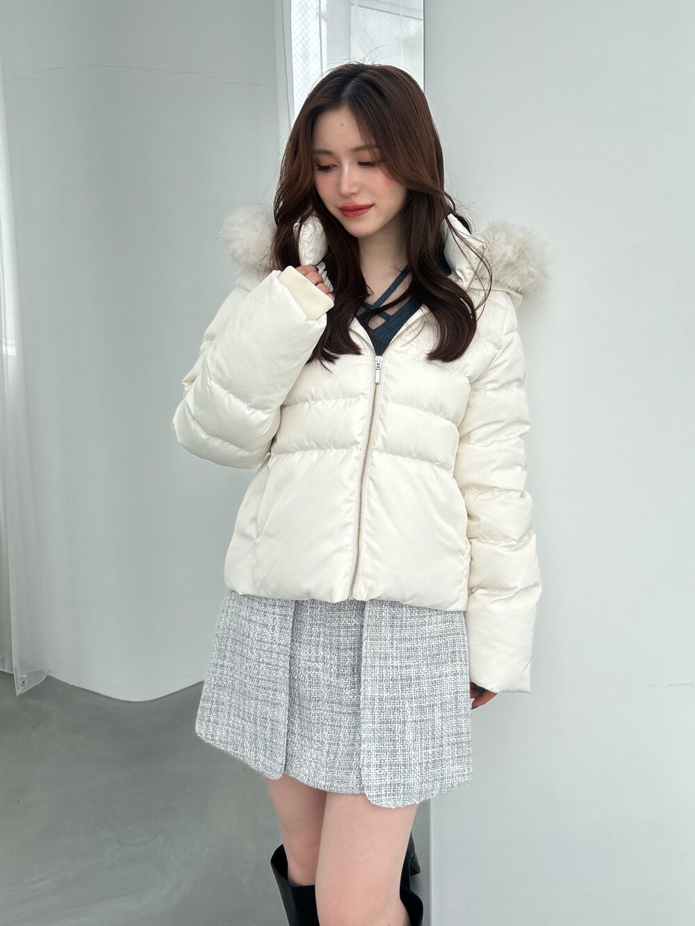 ホワイト系のダウンジャケット/コート、グレー系のスカートを着用したレディースの秋コーディネートの2枚目の写真