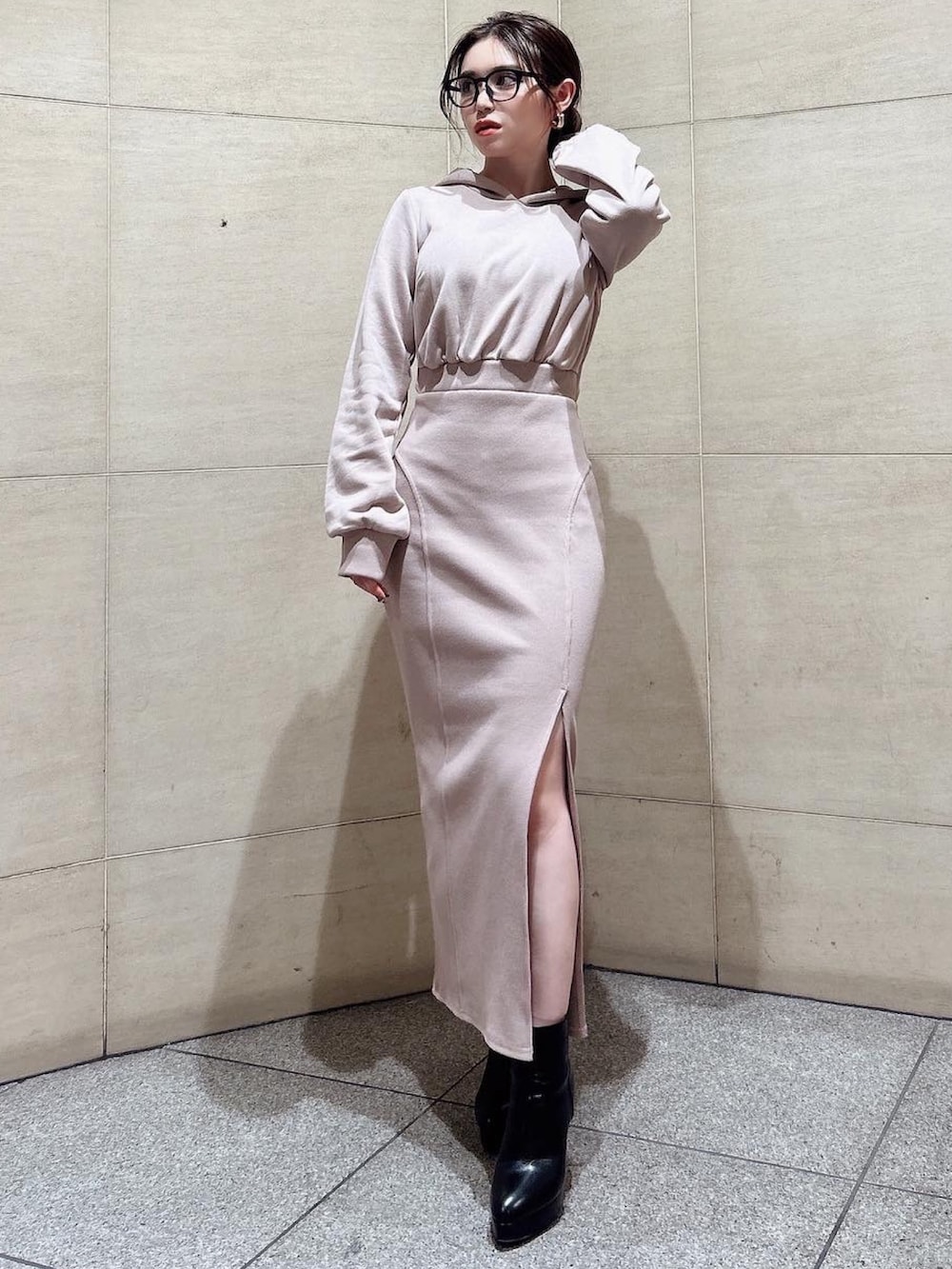 ピンク系のワンピース、ブラック系のブーツを着用したレディースの秋コーディネートの2枚目の写真