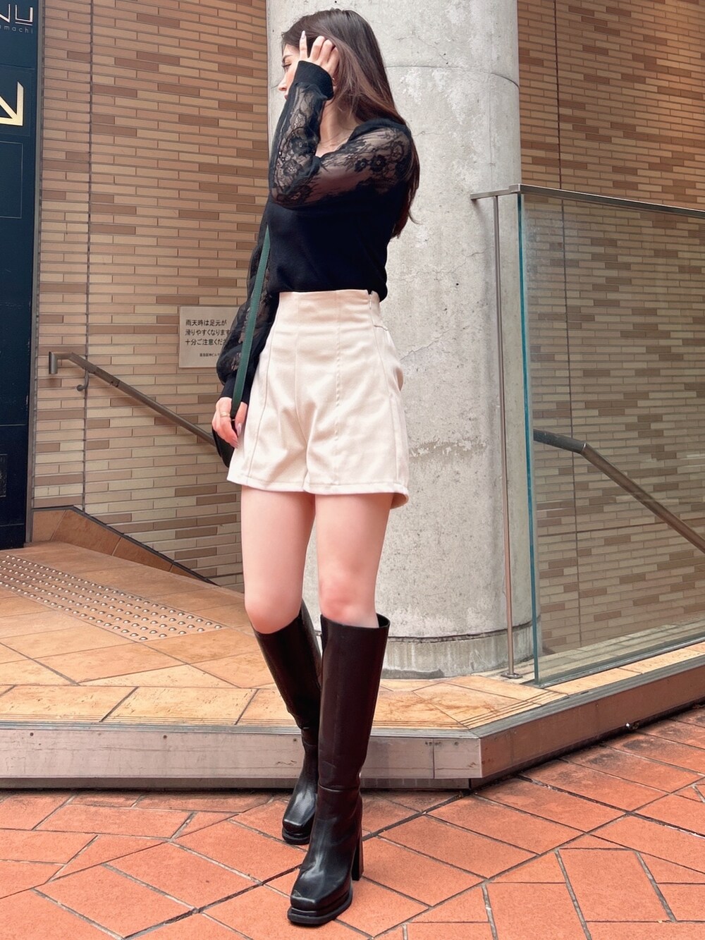 ブラック系のニット/セーター、グリーン系のショルダーバッグ、ホワイト系のその他パンツを着用したレディースの秋コーディネートの2枚目の写真