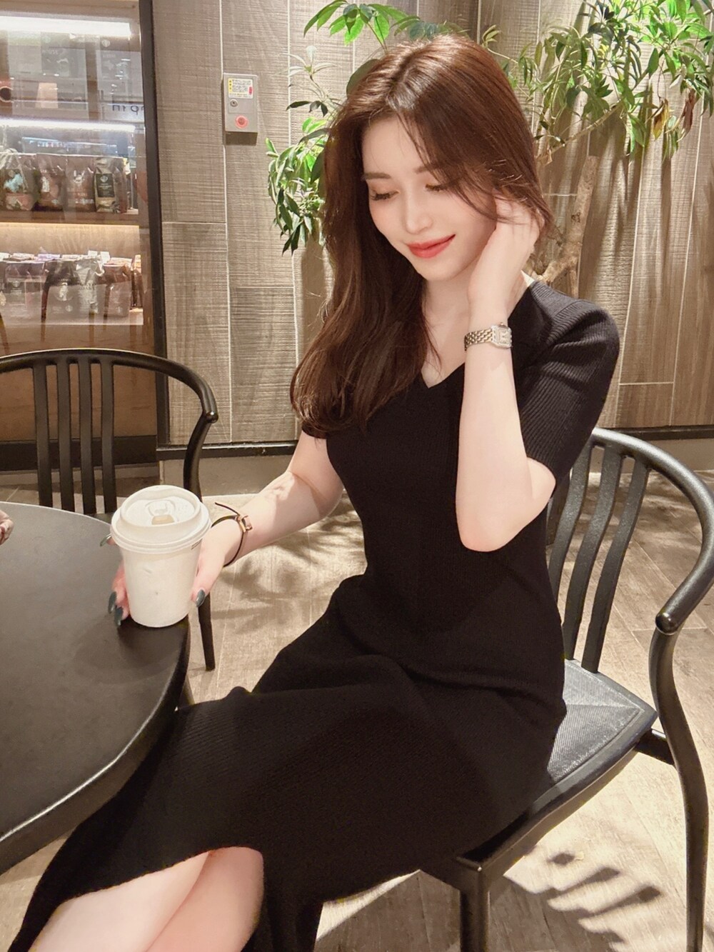 ブラック系のワンピース、ホワイト系のサンダルを着用したレディースの夏コーディネートの4枚目の写真