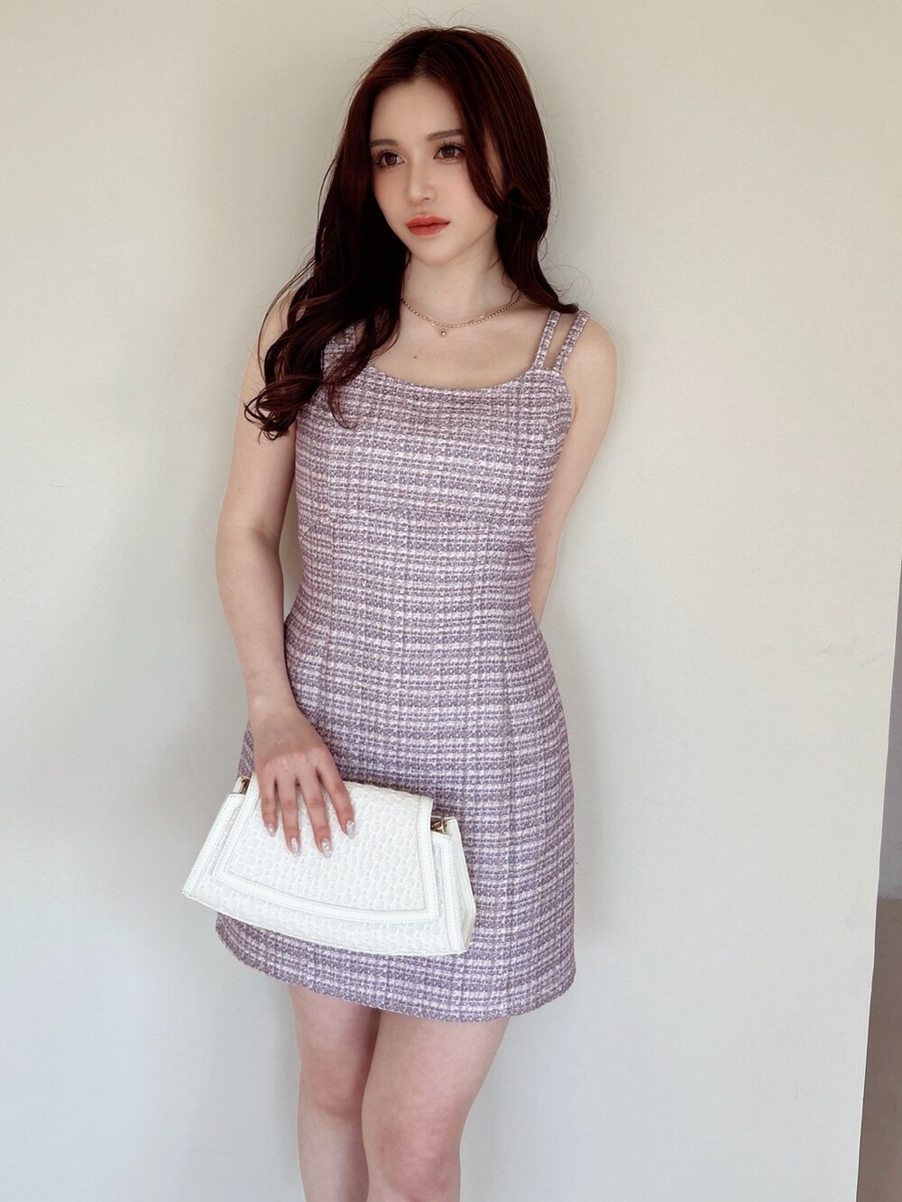 ピンク系のワンピース、ピンク系のテーラードジャケット、ホワイト系のパンプスを着用したレディースの春コーディネートの3枚目の写真