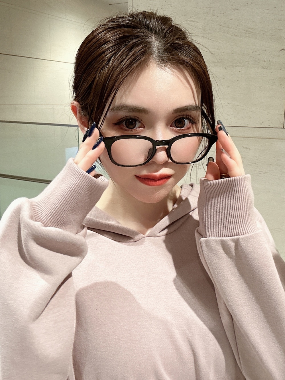 ピンク系のワンピース、ブラック系のブーツを着用したレディースの秋コーディネートの3枚目の写真