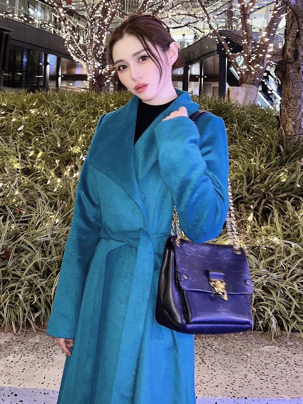 ブルー系のその他アウターを着用したレディースの冬コーディネートの2枚目の写真