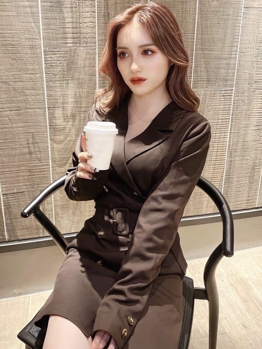 ブラウン系のワンピース、ブラウン系のブーツを着用したレディースの秋コーディネートの3枚目の写真