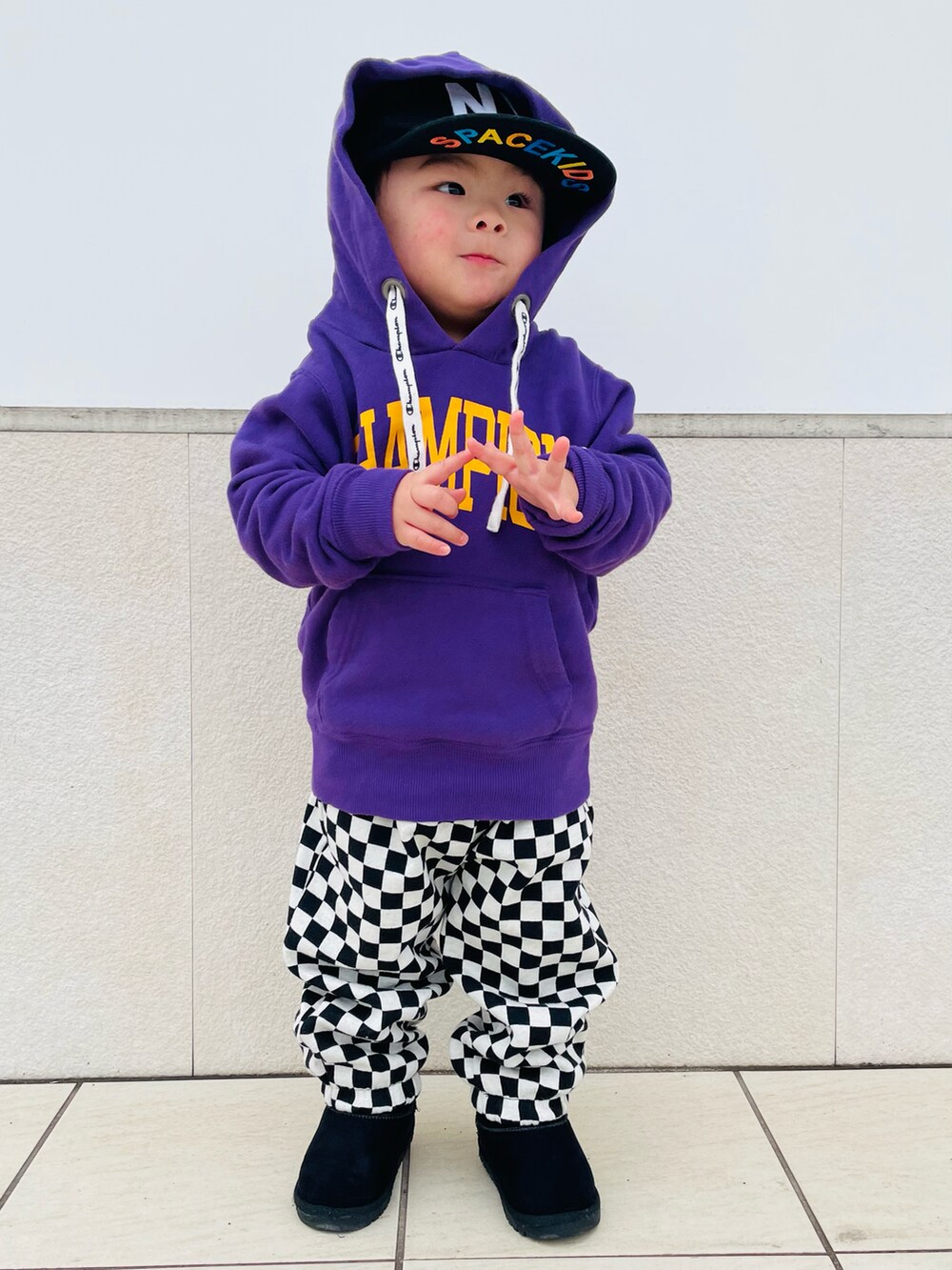 「韓国子供服、ロゴスウェット、ストリート、チェックパンツ、キッズファッション、男の子、1歳、チャンピオン、パーカー、紫、オーバーサイズ」｜「Championの【Champion/チャンピオン】キャンパス フーデッドスウェットシャツ（パーカー、パープル系）」を使った、hiryu0717さん（キッズ・80cm）の冬コーディネートの3枚目の写真