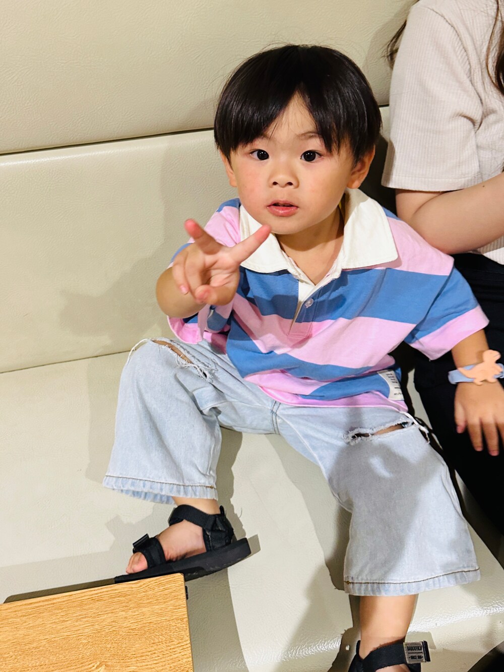 「キッズファッション、ポロシャツ、男の子、男の子コーデ、3歳、デニム、韓国子供服、ボーダー、ビッグシルエット、夏コーデ」｜「BREEZEのテープサンダル（サンダル、ブラック系）」を使った、hiryu0717さん（キッズ・90cm）の夏コーディネートの2枚目の写真