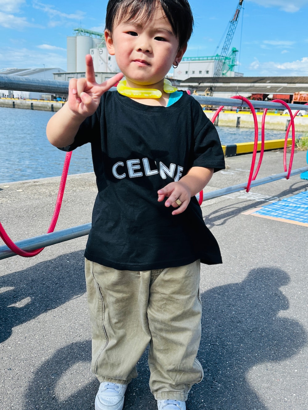 「キッズファッション、男の子、夏コーデ、ストリート、スニーカーコーデ、オーバーサイズ、3歳、ブランシェス、キッズコーデ、韓国子供服」｜「韓国子供服のアイテム（Tシャツ/カットソー、ブラック系）」を使った、hiryu0717さん（キッズ・90cm）の夏コーディネートの2枚目の写真