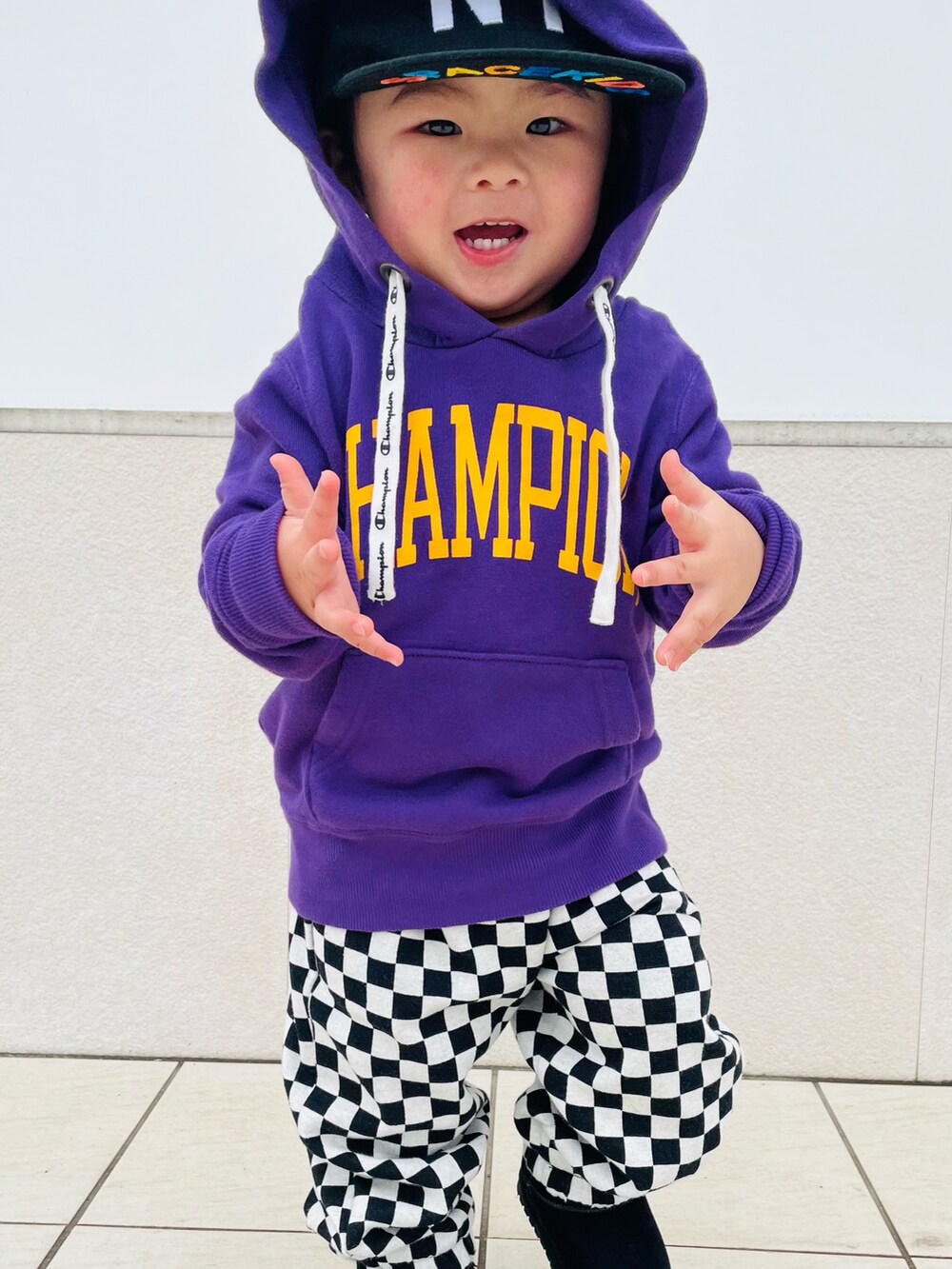「韓国子供服、ロゴスウェット、ストリート、チェックパンツ、キッズファッション、男の子、1歳、チャンピオン、パーカー、紫、オーバーサイズ」｜「Championの【Champion/チャンピオン】キャンパス フーデッドスウェットシャツ（パーカー、パープル系）」を使った、hiryu0717さん（キッズ・80cm）の冬コーディネートの2枚目の写真