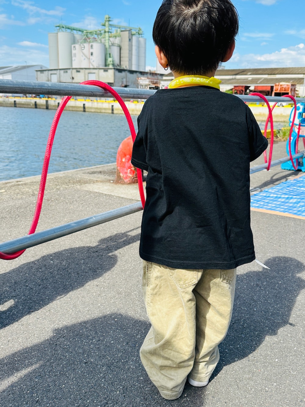 「キッズファッション、男の子、夏コーデ、ストリート、スニーカーコーデ、オーバーサイズ、3歳、ブランシェス、キッズコーデ、韓国子供服」｜「韓国子供服のアイテム（Tシャツ/カットソー、ブラック系）」を使った、hiryu0717さん（キッズ・90cm）の夏コーディネートの3枚目の写真