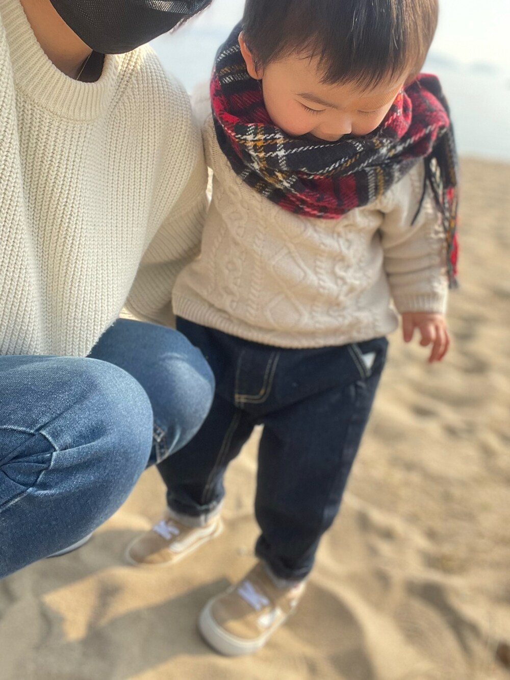「キッズコーデ、冬コーデ、親子コーデ、リンクコーデ、キッズファッション、男の子、1歳、ブランシェス、ニット、プチプラコーデ」｜「BRANSHESの【ガーデナーテーパード】デニムパンツ（デニムパンツ、ブルー系）」を使った、hiryu0717さん（キッズ・80cm）の冬コーディネートの2枚目の写真