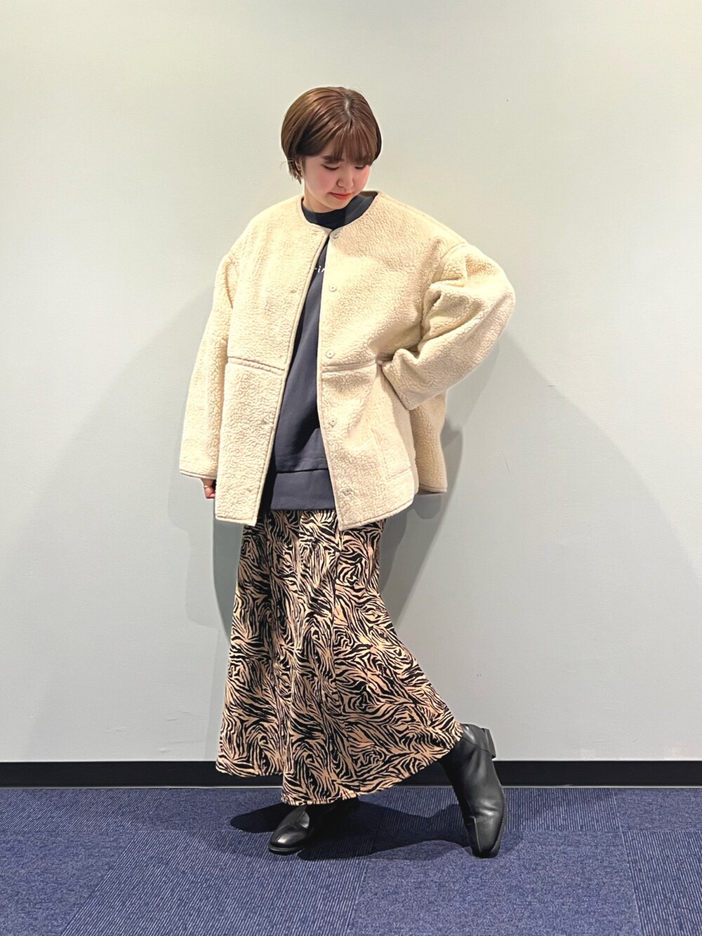 「カジュアルコーデ、ゆるコーデ、スウェット、柄スカート、ゼブラ柄、リバーシブルコート、ムートンコート、ボア、アウトレット」｜「CPCMの【イラストレーターコラボ商品】凪(なぎ)裏毛スウェット（スウェット、グレー系）」を使った、manakaさん（レディース・155cm）の冬コーディネートの2枚目の写真