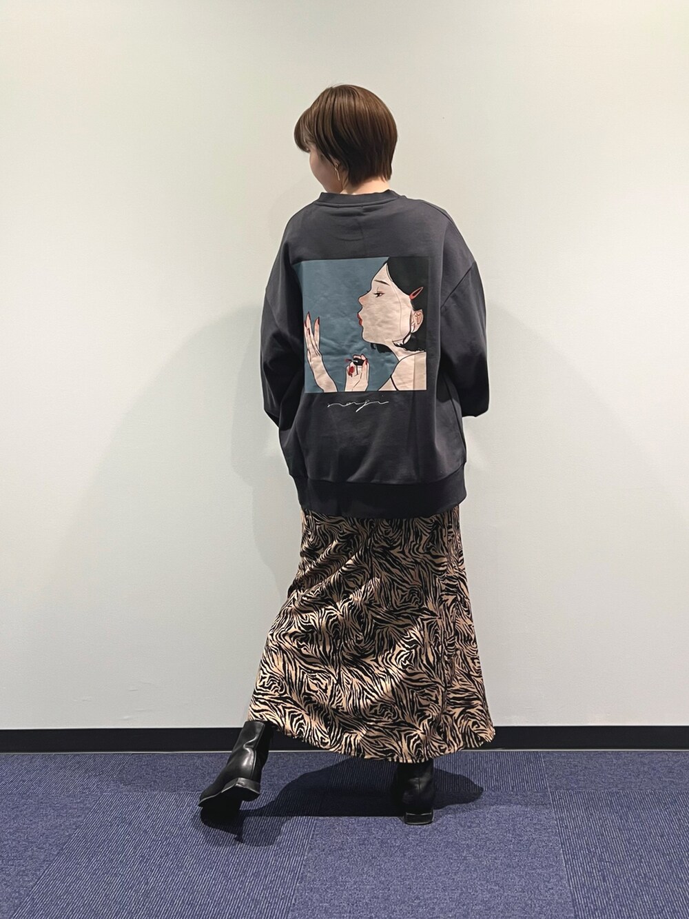 「カジュアルコーデ、ゆるコーデ、スウェット、柄スカート、ゼブラ柄、リバーシブルコート、ムートンコート、ボア、アウトレット」｜「CPCMの【イラストレーターコラボ商品】凪(なぎ)裏毛スウェット（スウェット、グレー系）」を使った、manakaさん（レディース・155cm）の冬コーディネートの3枚目の写真