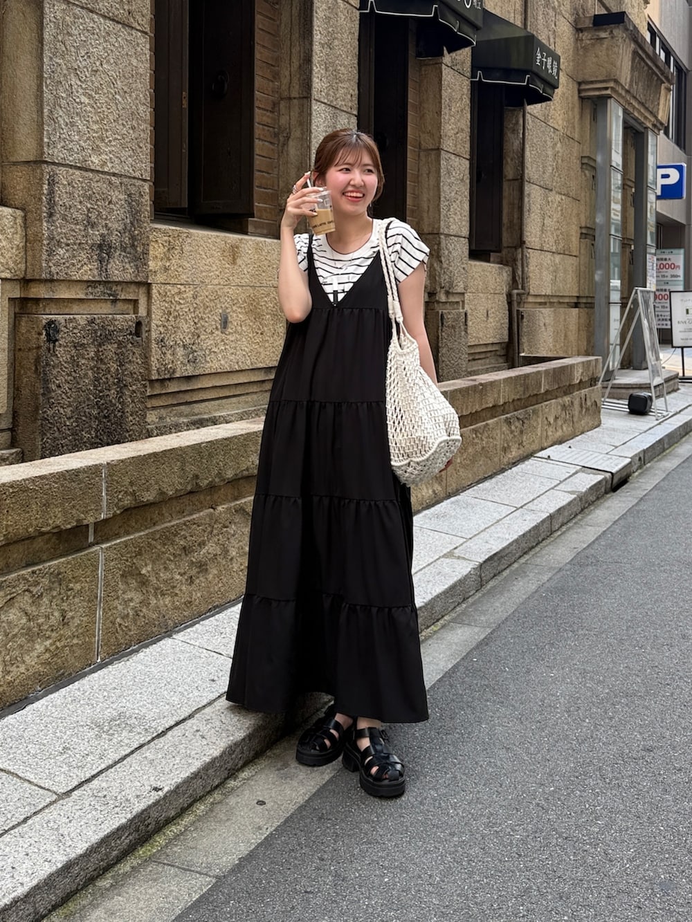 「厚底シューズ、グルカサンダル、お出かけコーデ、ワンピース、休日スタイル、ボーダー、厚底サンダル、シンプルコーデ、夏コーデ、ブラックコーデ、キャミワンピ、キャミワンピース、黒、メッシュバッグ」｜「Chez toiのランダムロゴフレンチスリーブT（Tシャツ/カットソー、ホワイト系）」を使った、manakaさん（骨格ウェーブ・レディース・155cm）の夏コーディネートの2枚目の写真