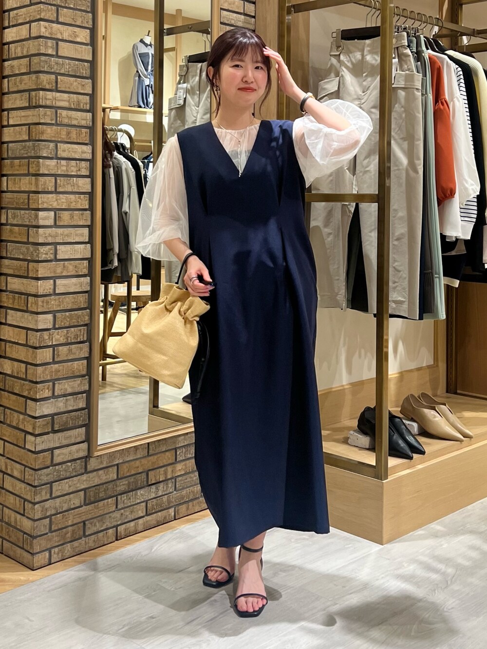 「モノトーン、お出かけコーデ、きれいめカジュアル、ワンピース、シアートップス、おでかけコーデ、春夏コーデ、ブラウス、デートコーデ、着回しコーデ、サンダル、セットアイテム」｜「Chez toiの細ストラップヒールサンダル（サンダル、ブラック系）」を使った、manakaさん（レディース・155cm）の春コーディネートの2枚目の写真