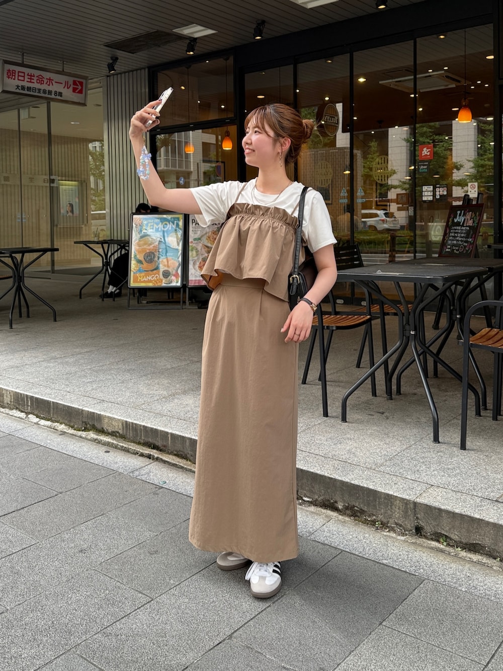 「セットアップ、ロゴT、白Tシャツ、夏ルックで気分アップ、スニーカー、お出かけコーデ、レイヤードスタイル、ビスチェ、夏服、着回しコーデ、セットアップスタイル、ぺプラム、ナロースカート」｜「Chez toiの3WAYナロースカート（スカート、ベージュ系）」を使った、manakaさん（レディース・155cm）の夏コーディネートの2枚目の写真