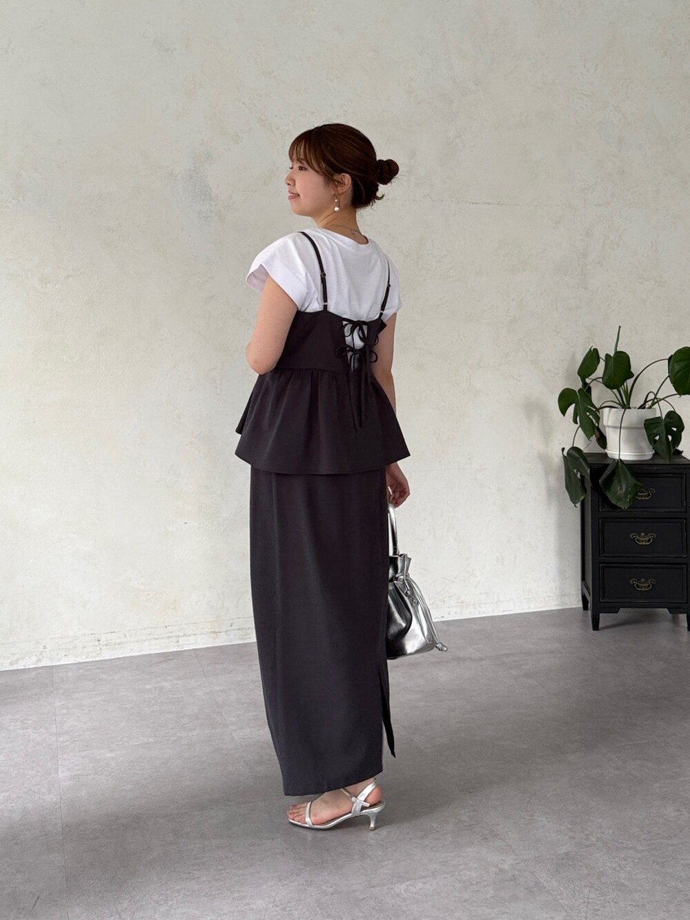 「白Tシャツ、レイヤードスタイル、休日スタイル、お出かけコーデ、低身長コーデ、リボン、ビスチェ、デートコーデ、今日のコーデ、夏服、Tシャツコーデ、グレーコーデ、セットアップ、セットアップスタイル、ビスチェコーデ」｜「Chez toiの【着回し力抜群】【大人かわいく体型カバー】キャミペプラム×タイトスカート（ワンピース、グレー系）」を使った、manakaさん（レディース・155cm）の春コーディネートの2枚目の写真
