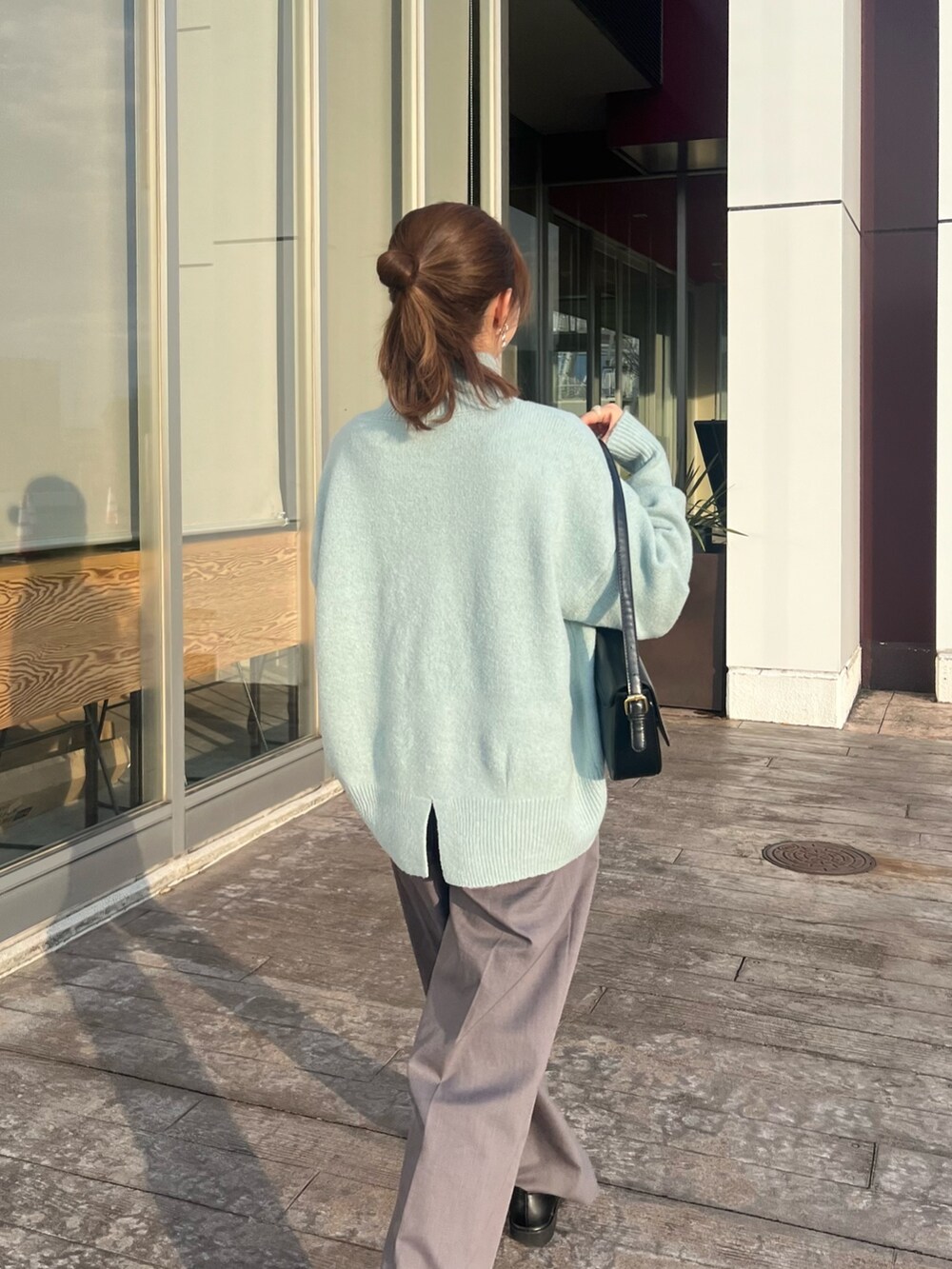 「韓国ファッション、冬アウター、休日スタイル、ロングコート、マイベストコーデ2023、お出かけコーデ、コート、きれいめカジュアル、ローファー、タートルネック、グレー、骨格ストレート、低身長コーデ」｜「Chez toiのBACKスリットハイネックプルオーバー（ニット/セーター、ブルー系）」を使った、manakaさん（レディース・155cm）の冬コーディネートの2枚目の写真