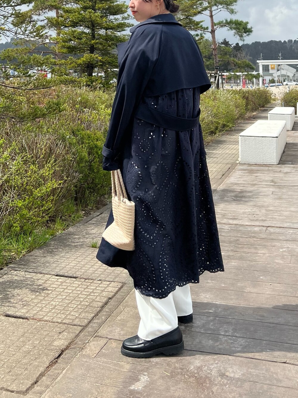 「ローファー、春服みてみて、休日スタイル、モノトーン、トレンチコート、春コーデ、オフィスカジュアル、モード、ボーダー、低身長、パンツスタイル、オトナカジュアル、カジュアルコーデ、レース」｜「Chez toiのアイレットアップスリーブプルオーバー（ニット/セーター、ホワイト系）」を使った、manakaさん（レディース・155cm）の春コーディネートの2枚目の写真