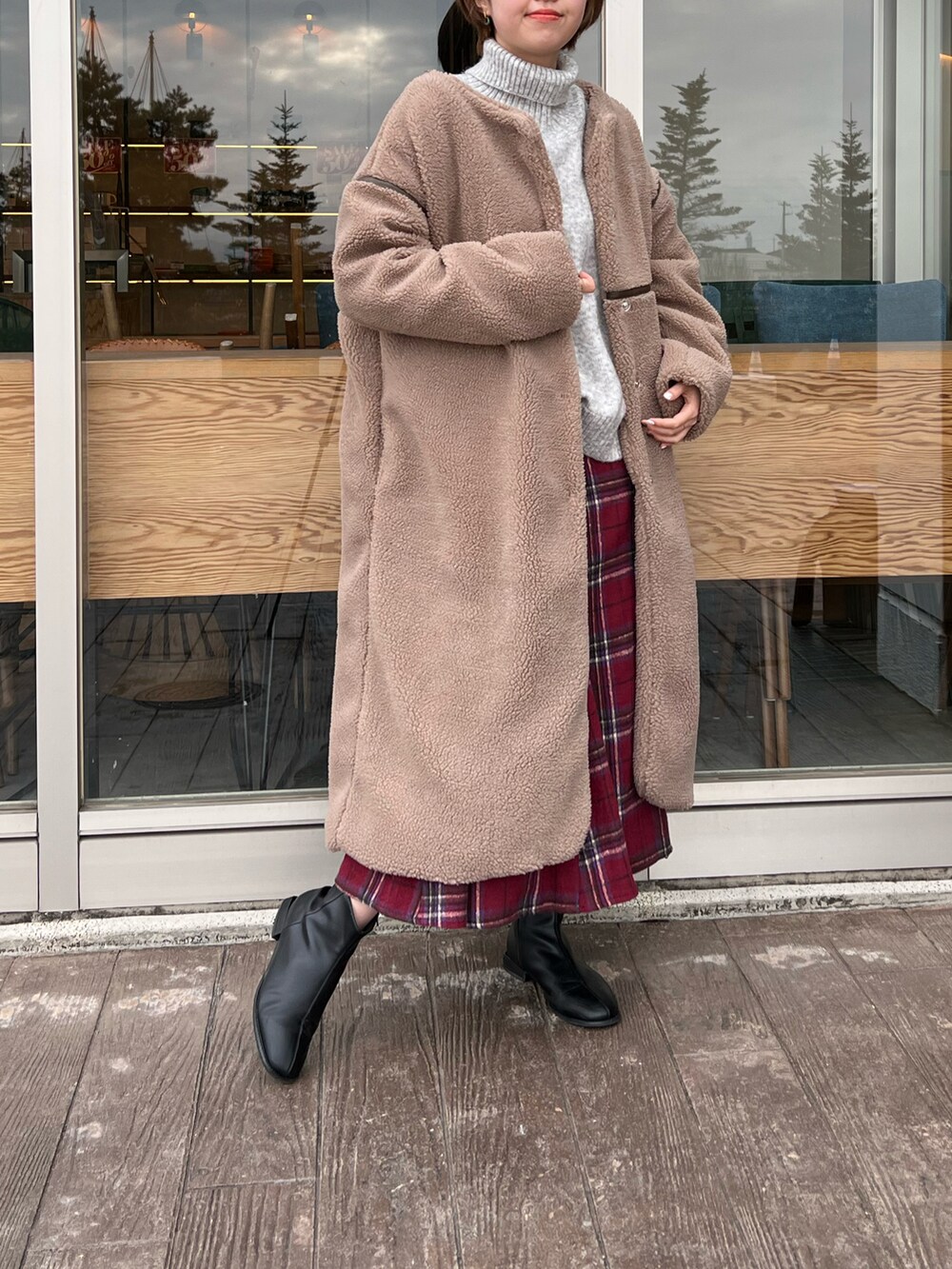 「休日コーデ、デート、ボアコート、パイピング、チェック柄、マーメイドスカート、女子会コーデ」｜「Chez toiのバックスリットタートルMIX糸プルオーバー（ニット/セーター、グレー系）」を使った、manakaさん（レディース・155cm）の冬コーディネートの2枚目の写真