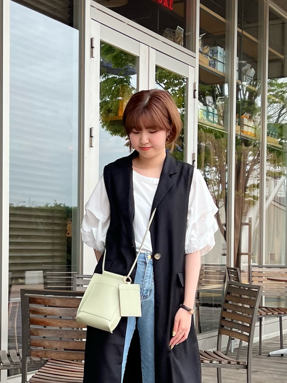「大人カジュアル、ジレ、ホイップスリーブ、低身長コーデ、低身長女子、アウトレット、シェトワ(Chez toi)、ショルダーバッグ」｜「Chez toiのホイップスリーブブラウス（シャツ/ブラウス、ホワイト系）」を使った、manakaさん（レディース・155cm）の春コーディネートの2枚目の写真