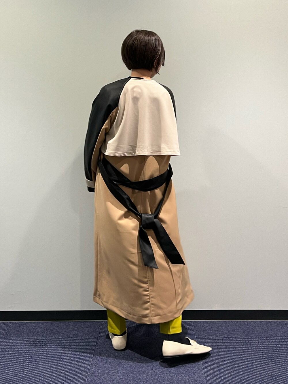 「春、カラーパンツ、トレンチコート、オトナカジュアル、春アウター、低身長コーデ、低身長女子、カラーコーデ、アウトレット、テーパードパンツ」｜「Chez toiの異素材バイカラートレンチコート（トレンチコート、ベージュ系）」を使った、manakaさん（レディース・155cm）の春コーディネートの2枚目の写真