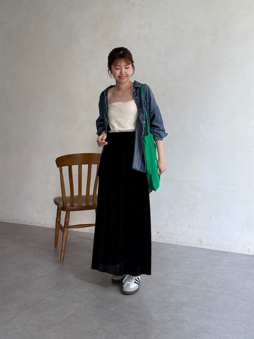 「デニム、トートバッグ、休日スタイル、シンプルコーデ、スニーカー、ブラックコーデ、デニムシャツ、黒スカート、プリーツスカート、ナロースカート」｜「Chez toiのプリーツナロースカート（スカート、ブラック系）」を使った、manakaさん（骨格ウェーブ・レディース・155cm）の夏コーディネートの2枚目の写真