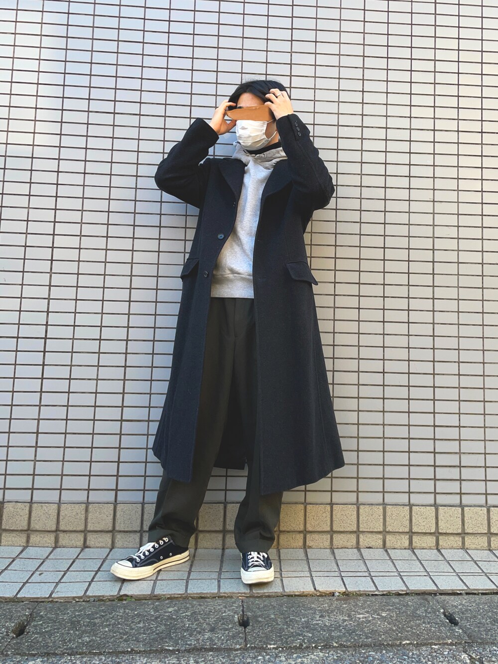 ブラック系のスニーカー、グリーン系のスラックス、グレー系のパーカーを着用したメンズの冬コーディネートの2枚目の写真