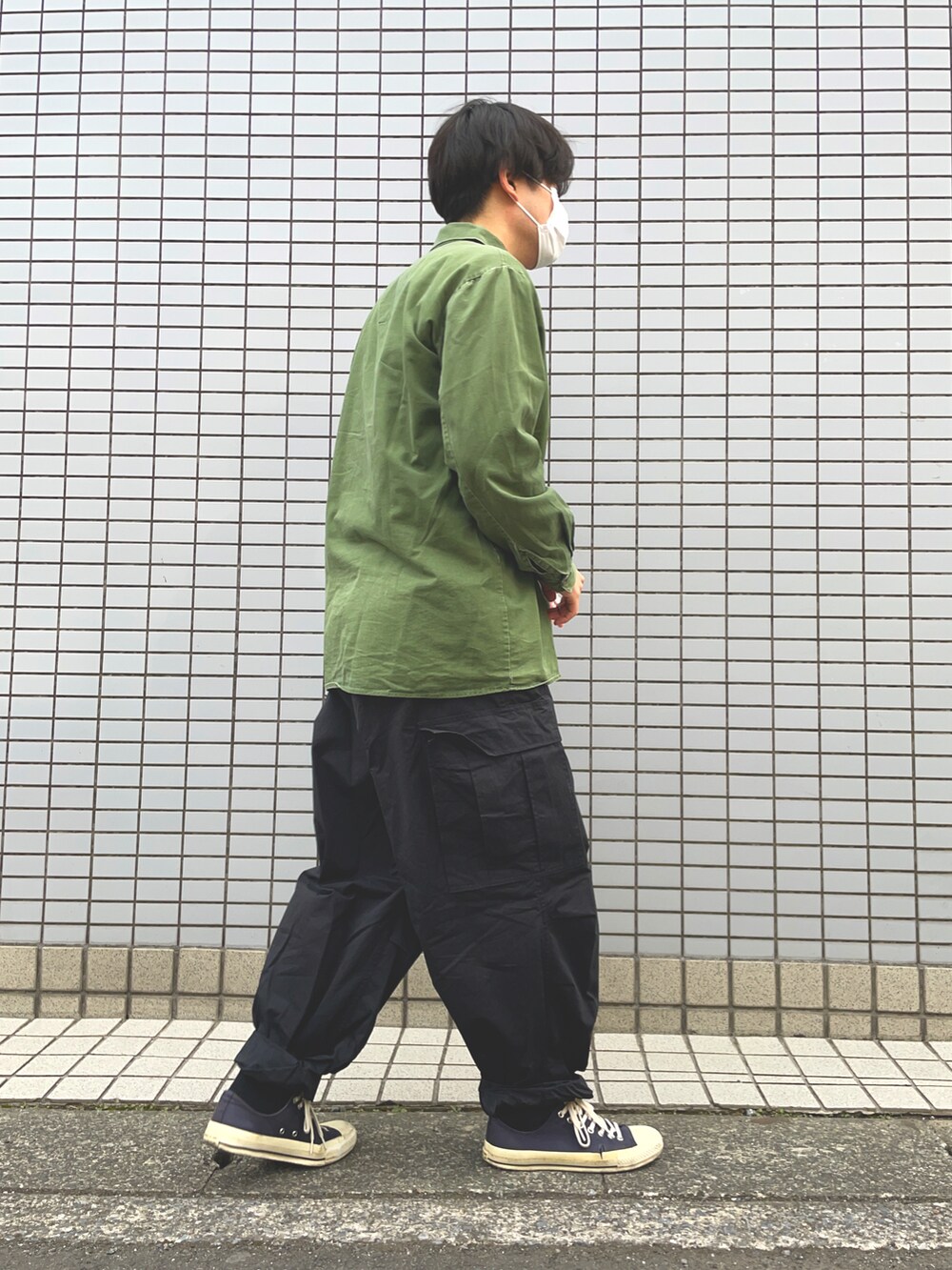 ブラウン系のニット/セーター、グリーン系のシャツ/ブラウス、ブラック系のカーゴパンツを着用したメンズの冬コーディネートの2枚目の写真