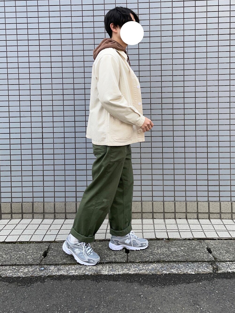 グレー系のスニーカー、グリーン系のカーゴパンツ、ブラウン系のパーカーを着用したメンズの冬コーディネートの2枚目の写真