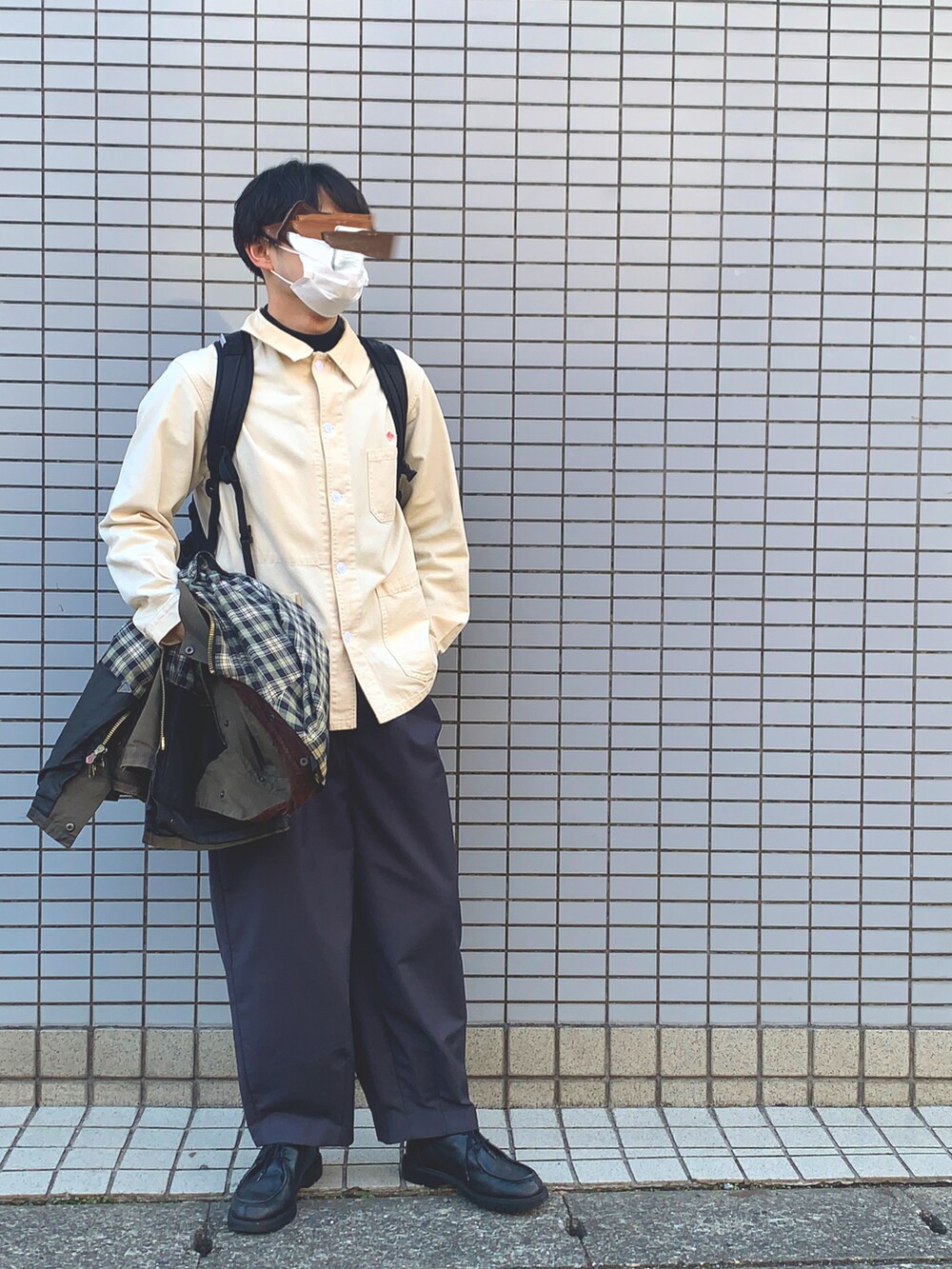 ホワイト系のカバーオール、ブラック系のTシャツ/カットソー、グレー系のその他パンツを着用したメンズの冬コーディネートの2枚目の写真