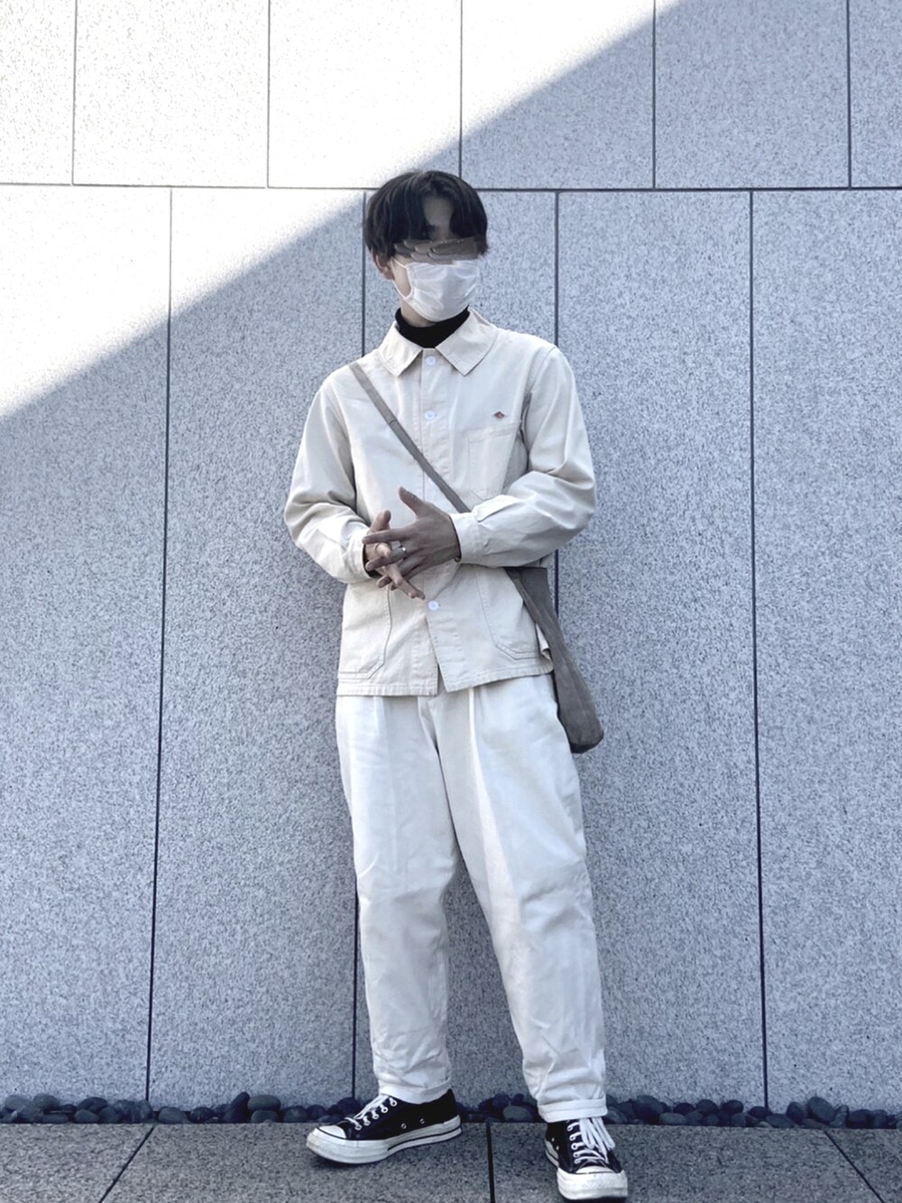 ブラック系のスニーカー、ホワイト系のその他パンツ、グレー系のショルダーバッグを着用したメンズの冬コーディネートの2枚目の写真