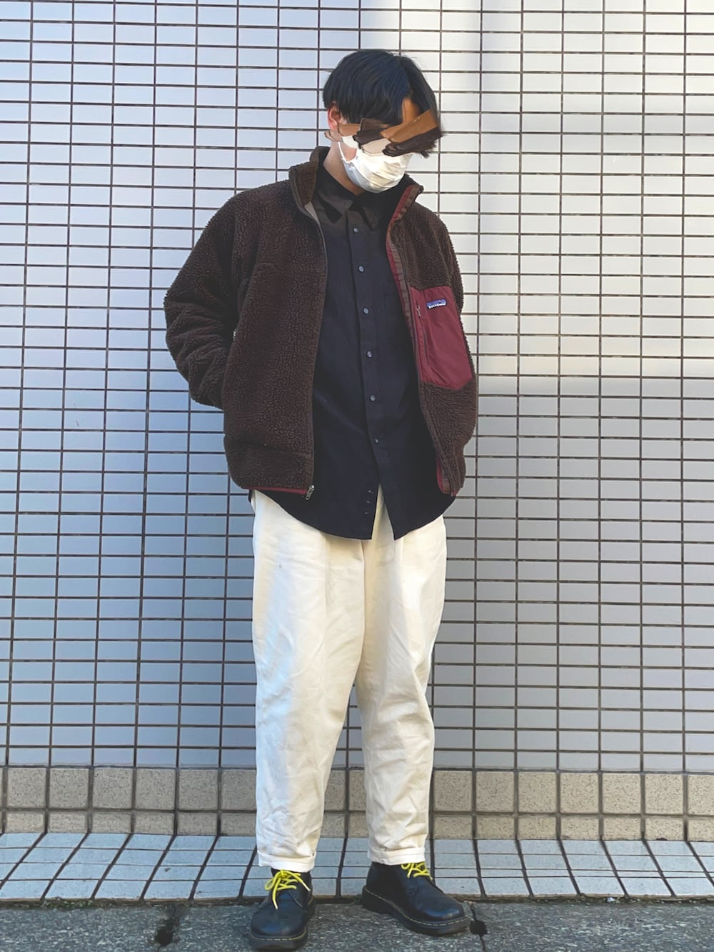 ホワイト系のその他パンツ、ブラック系のドレスシューズ、ブラック系のシャツ/ブラウスを着用したメンズの冬コーディネートの2枚目の写真