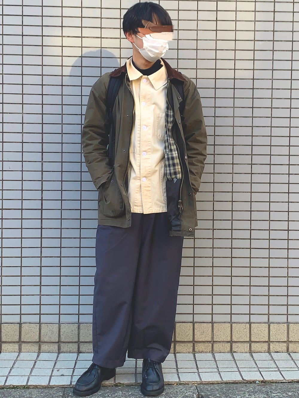 ホワイト系のカバーオール、ブラック系のTシャツ/カットソー、グレー系のその他パンツを着用したメンズの冬コーディネートの3枚目の写真