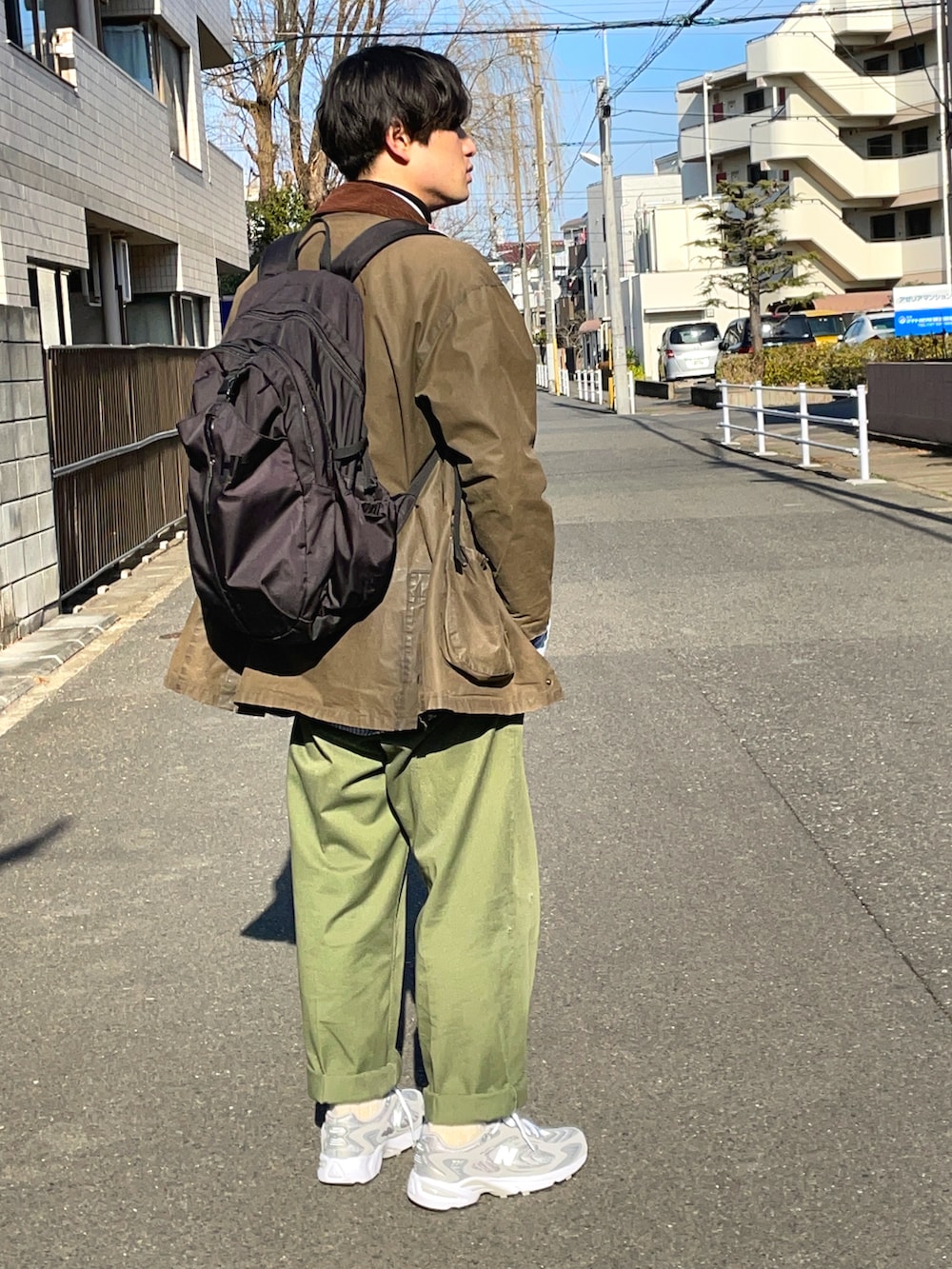 グレー系のスニーカー、グリーン系のカーゴパンツ、ブルー系のシャツ/ブラウスを着用したメンズの冬コーディネートの2枚目の写真